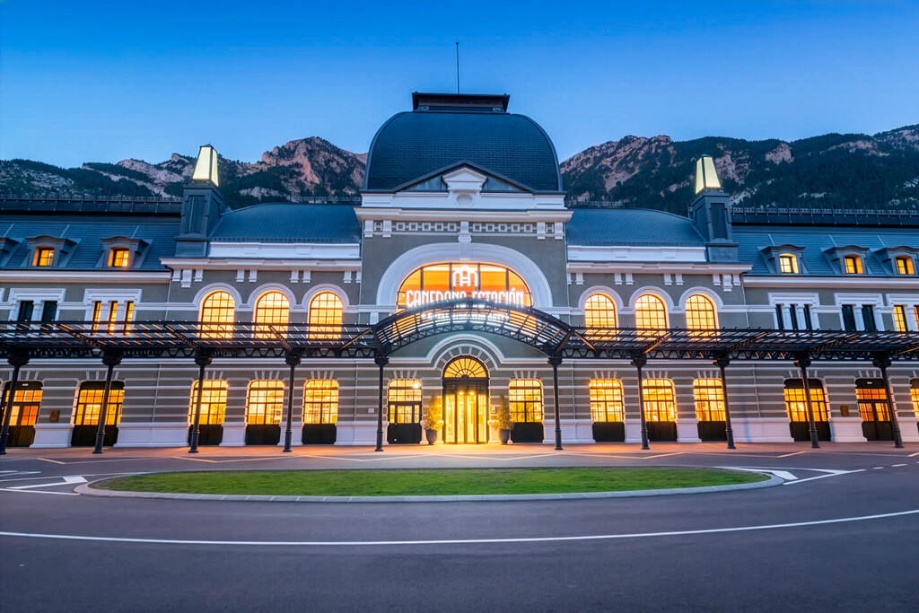 De estación ferroviaria internacional a hotel de lujo: la transformación del icónico complejo de Canfranc tras décadas de abandono De estación ferroviaria internacional a hotel de lujo: la transformación del icónico complejo de Canfranc tras décadas de abandono