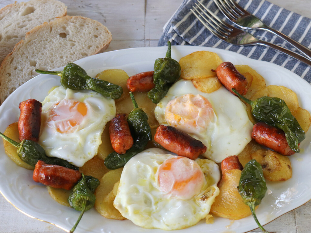 huevos rotos con chistorra y pimientos verdes, un capricho gastronómico fácil huevos rotos con chistorra y pimientos verdes, un capricho gastronómico fácil