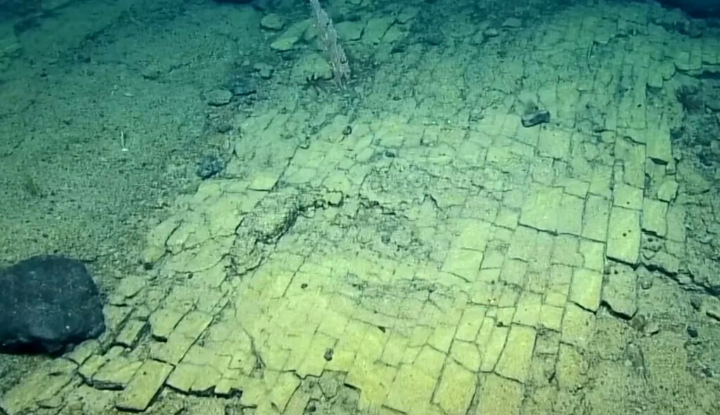 Descubren un misterioso 'camino de baldosas amarillas' en el fondo del mar cerca de Hawái Descubren un misterioso 'camino de baldosas amarillas' en el fondo del mar cerca de Hawái