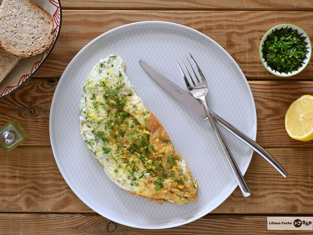 tortilla de claras de huevo a las finas hierbes: receta ligera y mega esponjosa title=