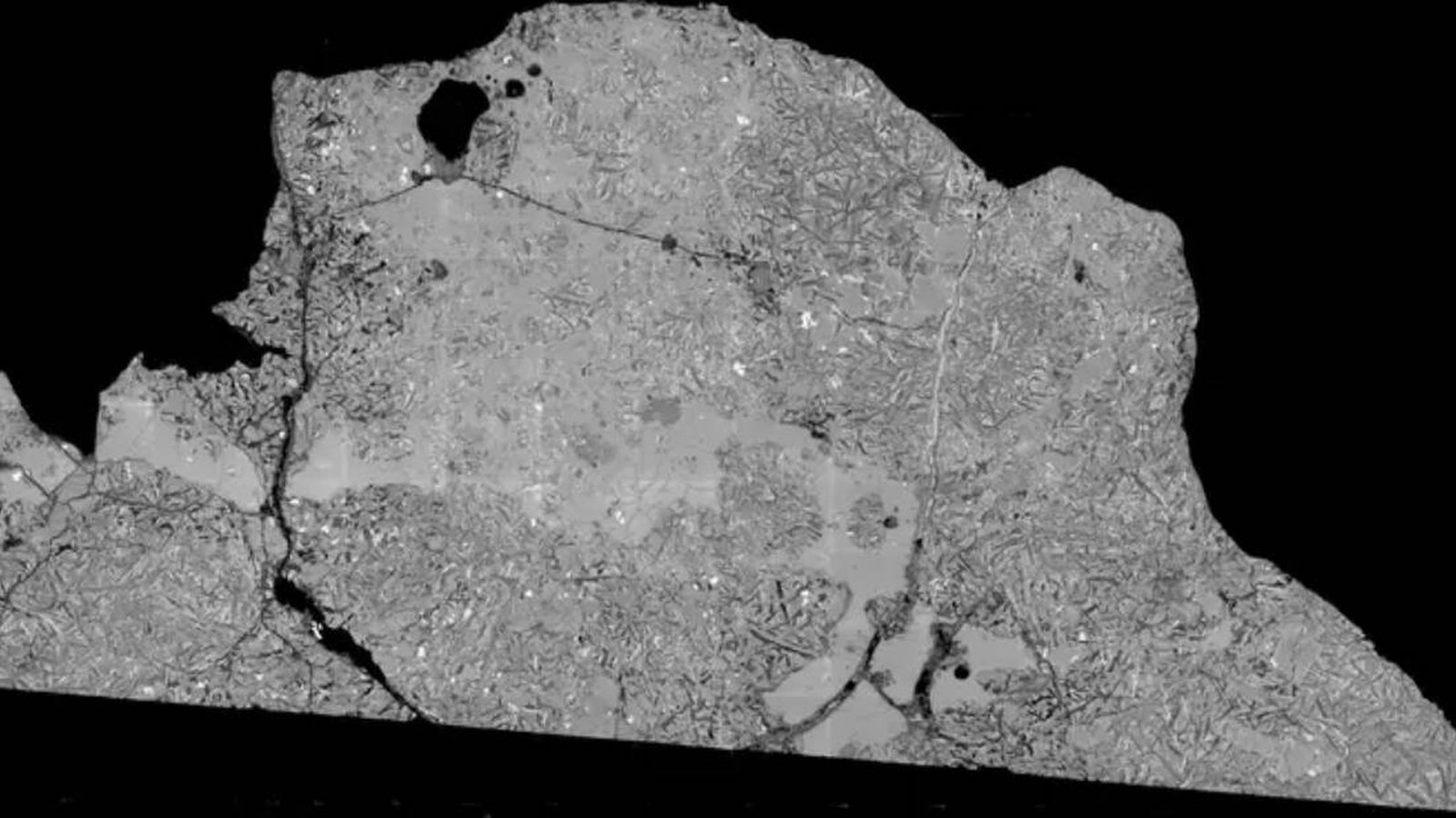 Un fragmento de la Luna llena un vacío en su historia geológica Un fragmento de la Luna llena un vacío en su historia geológica