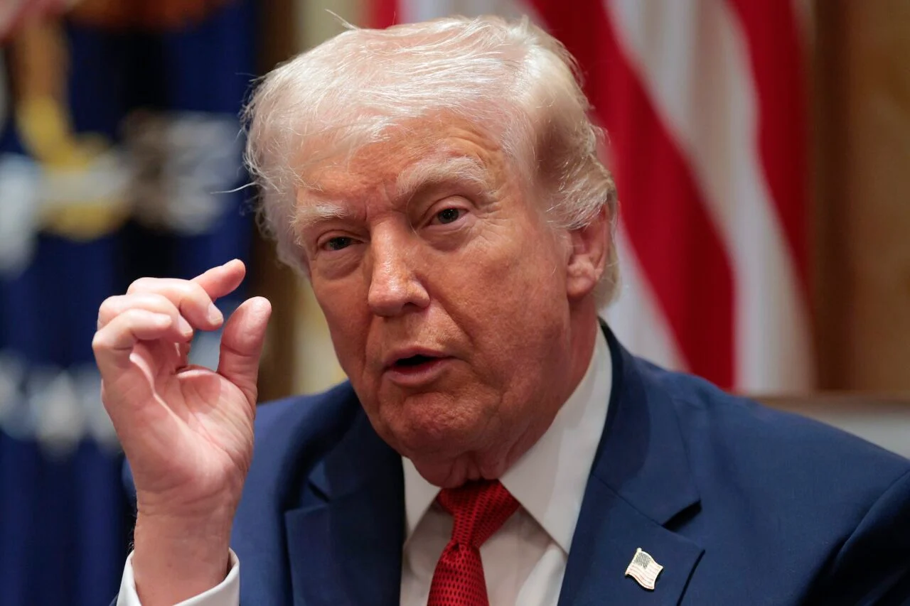 Trump firma orden para pagar al personal del TSA tras crisis aeroportuaria Trump firma orden para pagar al personal del TSA tras crisis aeroportuaria