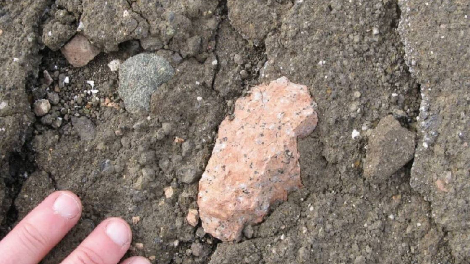 Descubren un Mundo Oculto Bajo el Hielo Antártico: Rocas Rosadas Revelan Secretos Milenarios Descubren un Mundo Oculto Bajo el Hielo Antártico: Rocas Rosadas Revelan Secretos Milenarios