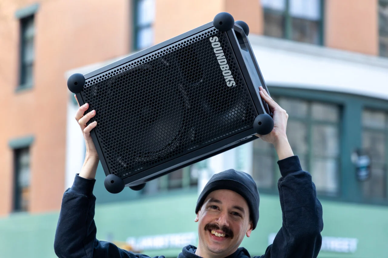 el altavoz de fiesta que suena como una motosierra y te hace amigos el altavoz de fiesta que suena como una motosierra y te hace amigos