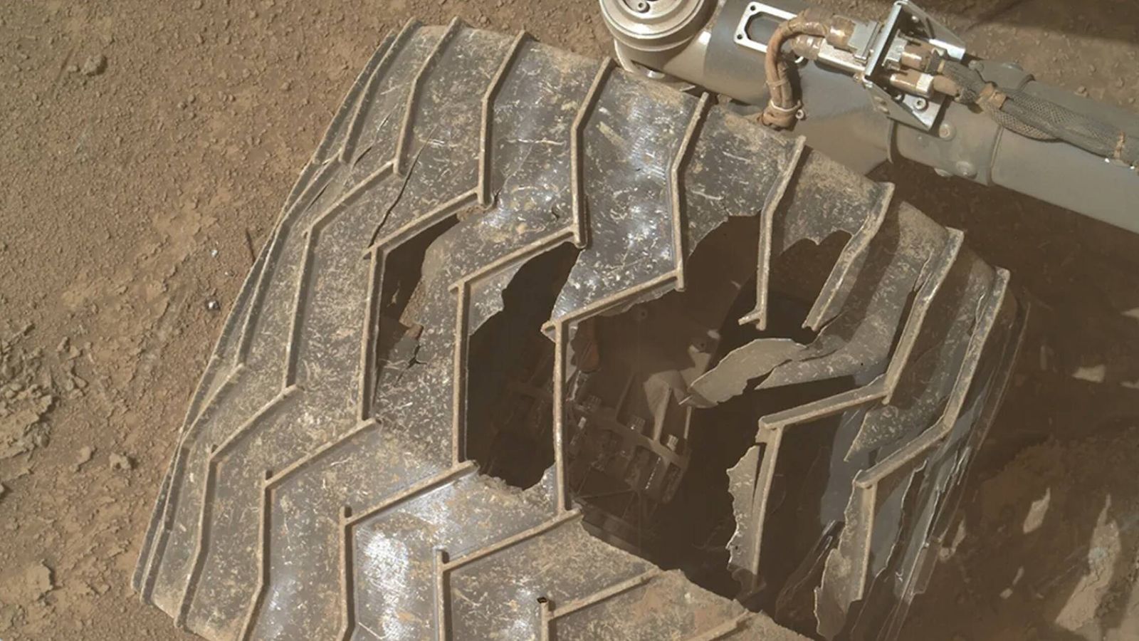 Curiosity enfrenta la crisis de su rueda central derecha: ¿sobrevivirá la amputación mecánica? Curiosity enfrenta la crisis de su rueda central derecha: ¿sobrevivirá la amputación mecánica?