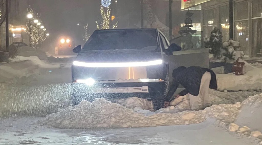 Tesla Cybertruck: Atascada en la Nieve Demuestra que No es Indestructible Tesla Cybertruck: Atascada en la Nieve Demuestra que No es Indestructible