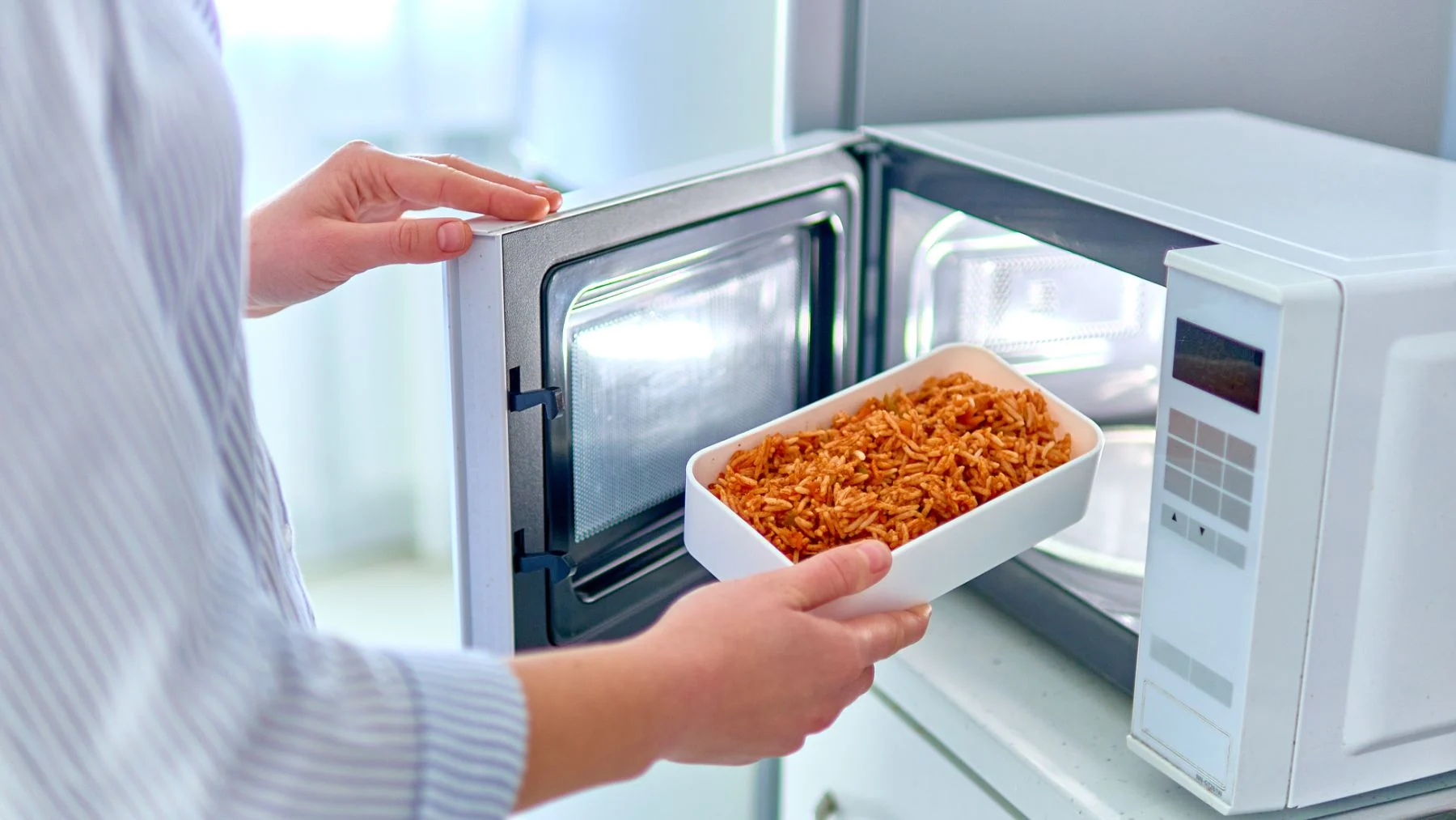 calentar comida en microondas con tapa o sin tapa calentar comida en microondas con tapa o sin tapa