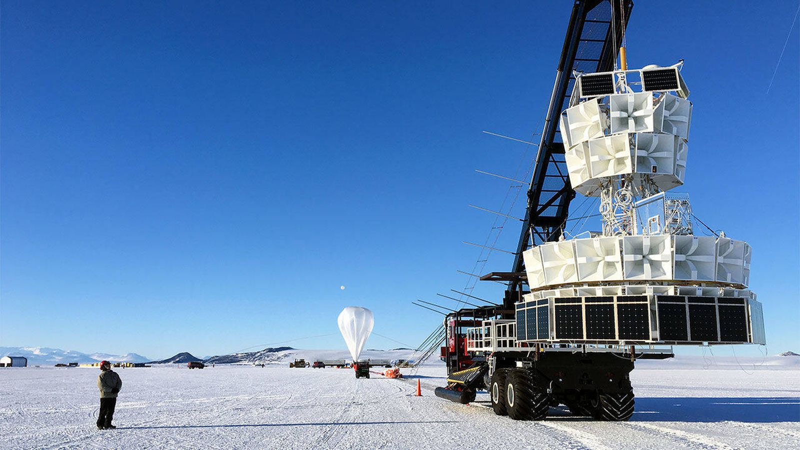 Descubren el origen de misteriosas señales de radio bajo el hielo antártico Descubren el origen de misteriosas señales de radio bajo el hielo antártico