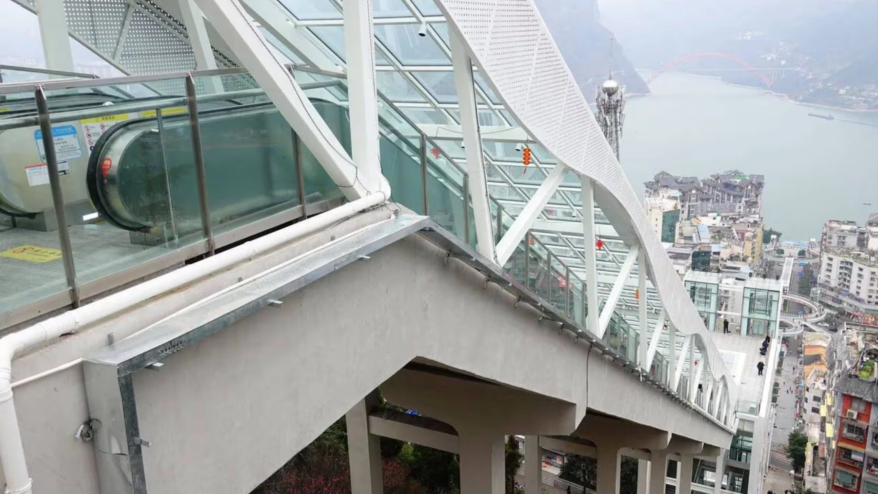 La escalera mecánica más larga del mundo reduce el tiempo de viaje en un 80% La escalera mecánica más larga del mundo reduce el tiempo de viaje en un 80%