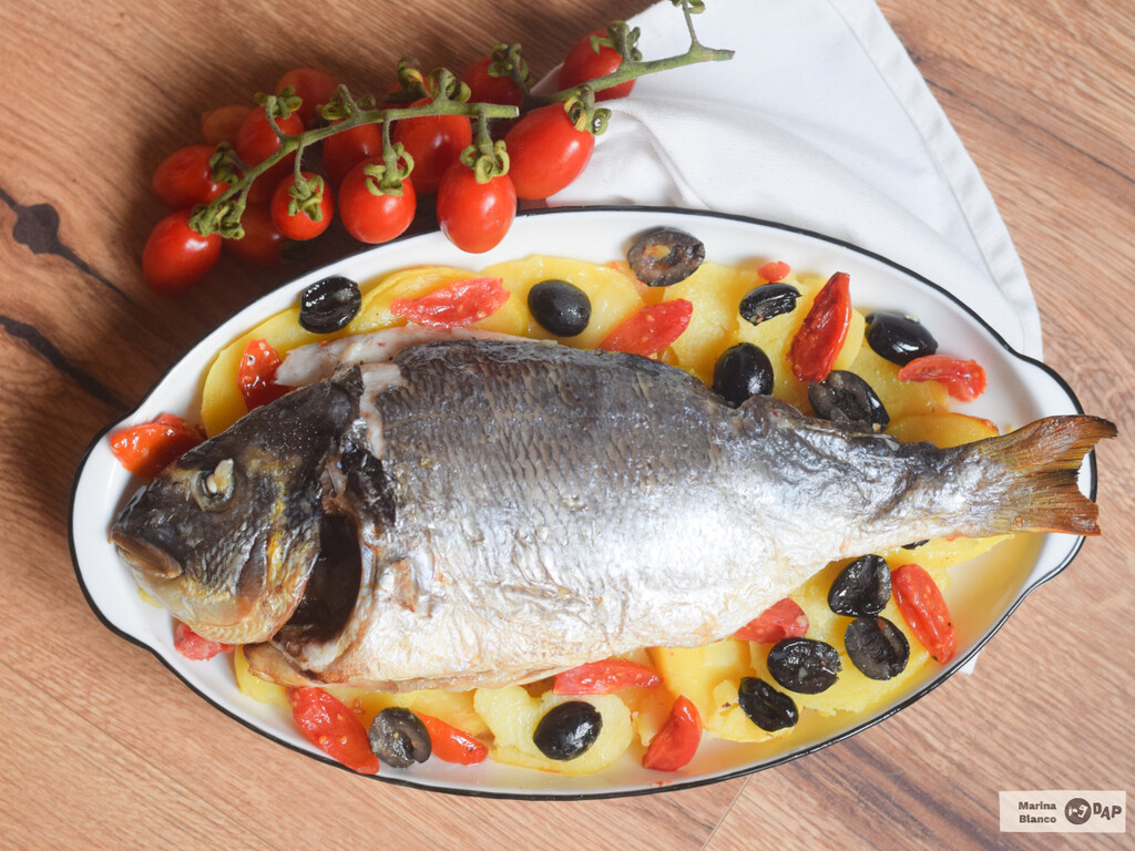 Receta Infalible: Dorada al Horno con Aceitunas y Tomates Cherry Receta Infalible: Dorada al Horno con Aceitunas y Tomates Cherry
