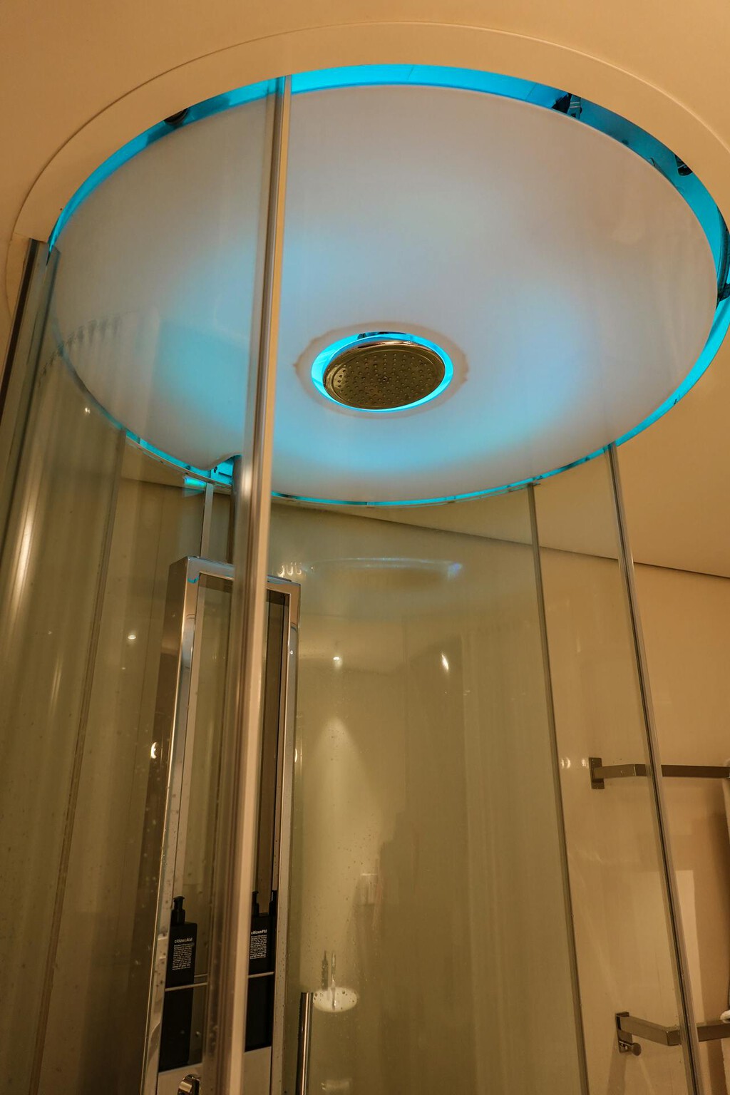 convierte tu ducha que gotea en una luz LED con temperatura convierte tu ducha que gotea en una luz LED con temperatura