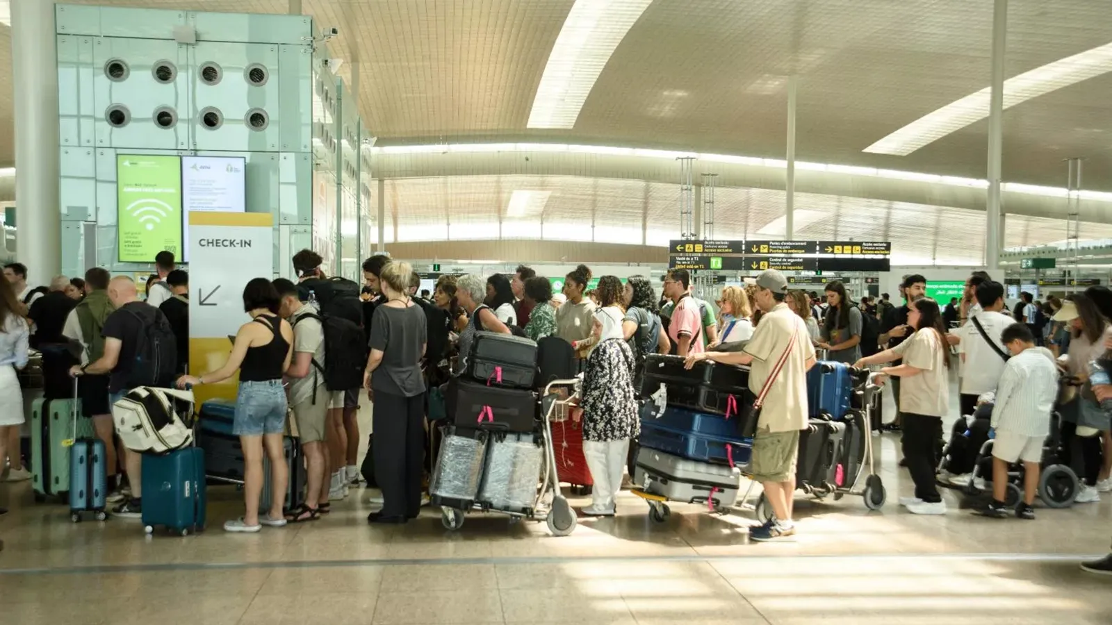 La nueva norma europea obligará a pasar más de dos horas de cola en el aeropuerto esta Semana Santa La nueva norma europea obligará a pasar más de dos horas de cola en el aeropuerto esta Semana Santa