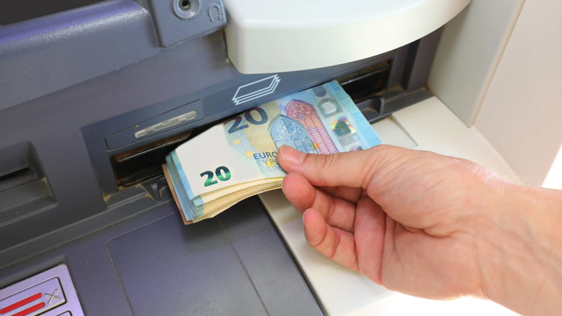 por qué hacienda te puede multar si sacas más de 3.000 € del cajero