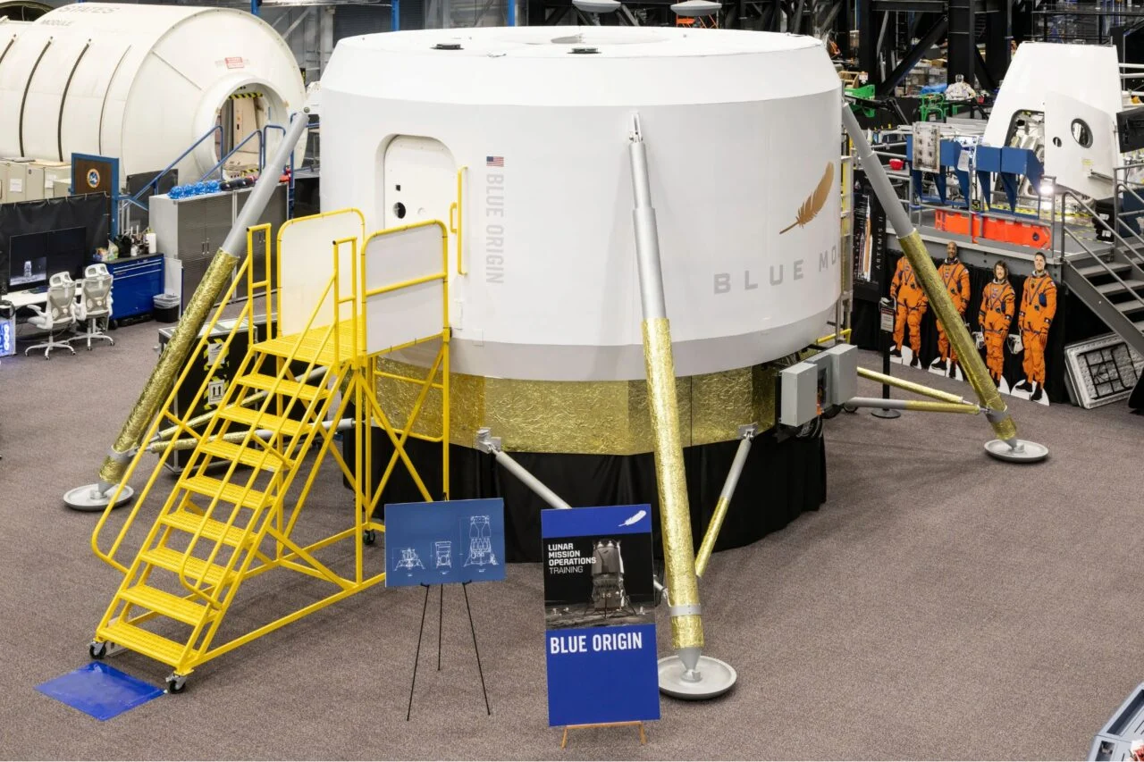 NASA entrena prototipo lunar de Blue Origin, SpaceX compite NASA entrena prototipo lunar de Blue Origin, SpaceX compite