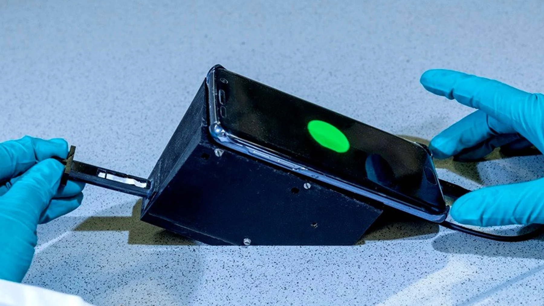 Un dispositivo detecta agua contaminada en un minuto con un teléfono móvil Un dispositivo detecta agua contaminada en un minuto con un teléfono móvil