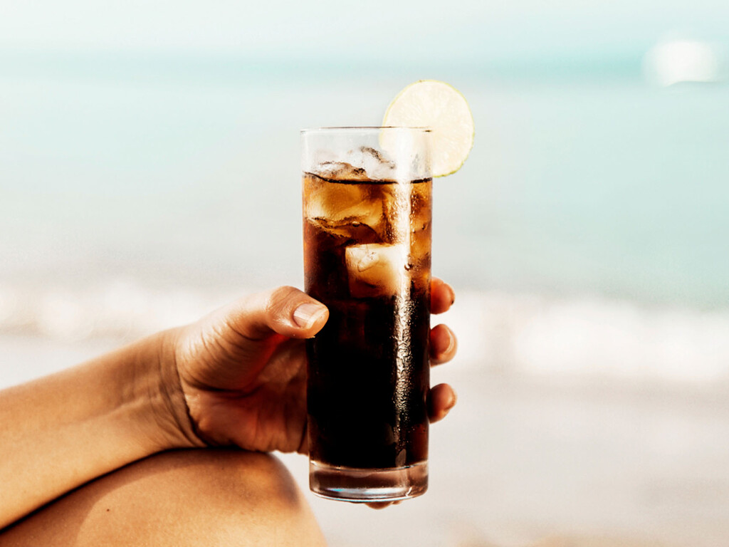 Descubre el secreto del ron Arehucas: cómo pedir amarillo con limón y blanco con cola en Canarias Descubre el secreto del ron Arehucas: cómo pedir amarillo con limón y blanco con cola en Canarias