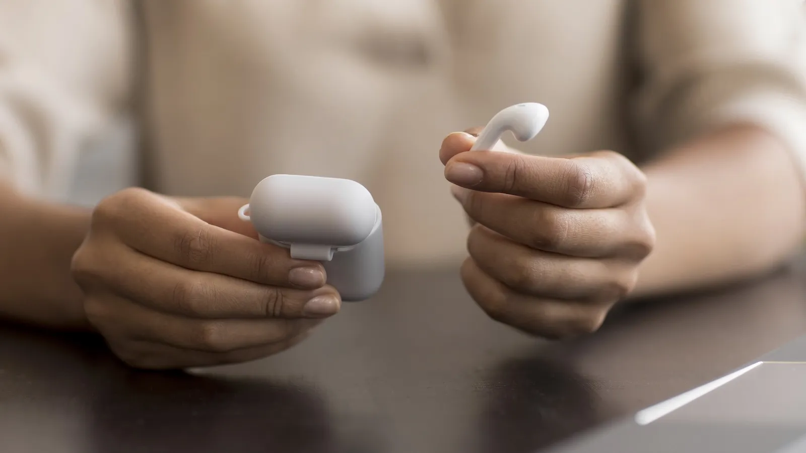 ¿Solo te funciona un auricular inalámbrico? El truco para arreglarlo sin comprar otros ¿Solo te funciona un auricular inalámbrico? El truco para arreglarlo sin comprar otros