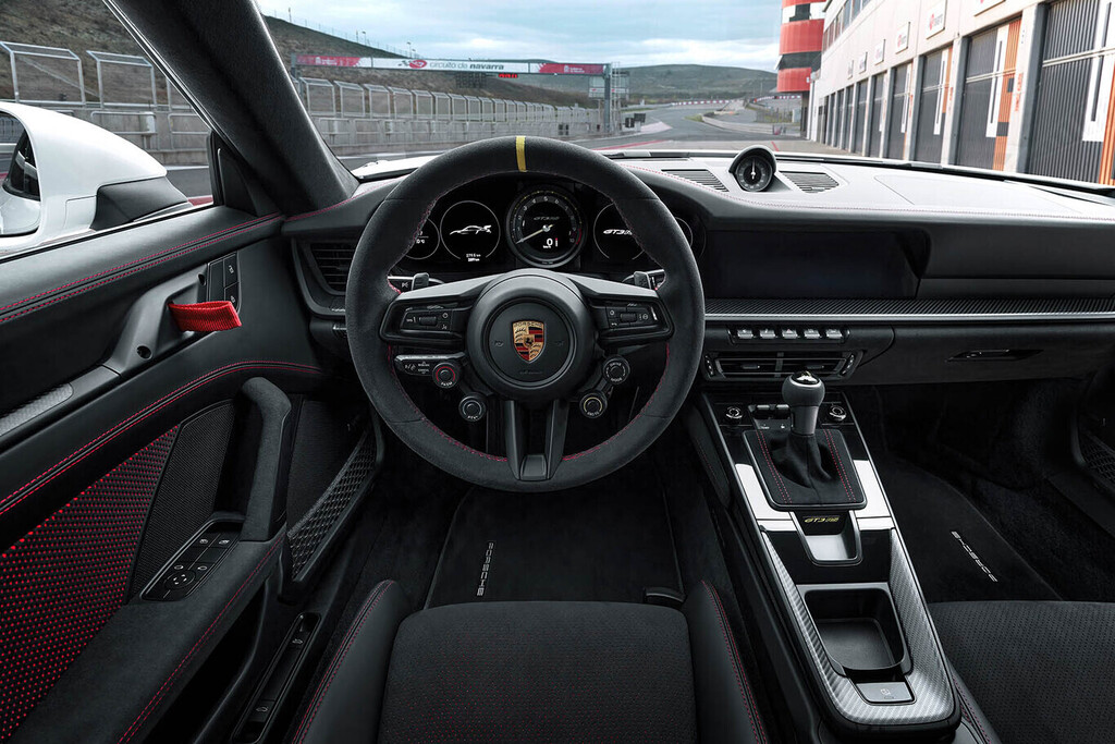 Alcantara: De los Coches a la Moda, el Material de Lujo que Conquistó el Mundo Alcantara: De los Coches a la Moda, el Material de Lujo que Conquistó el Mundo