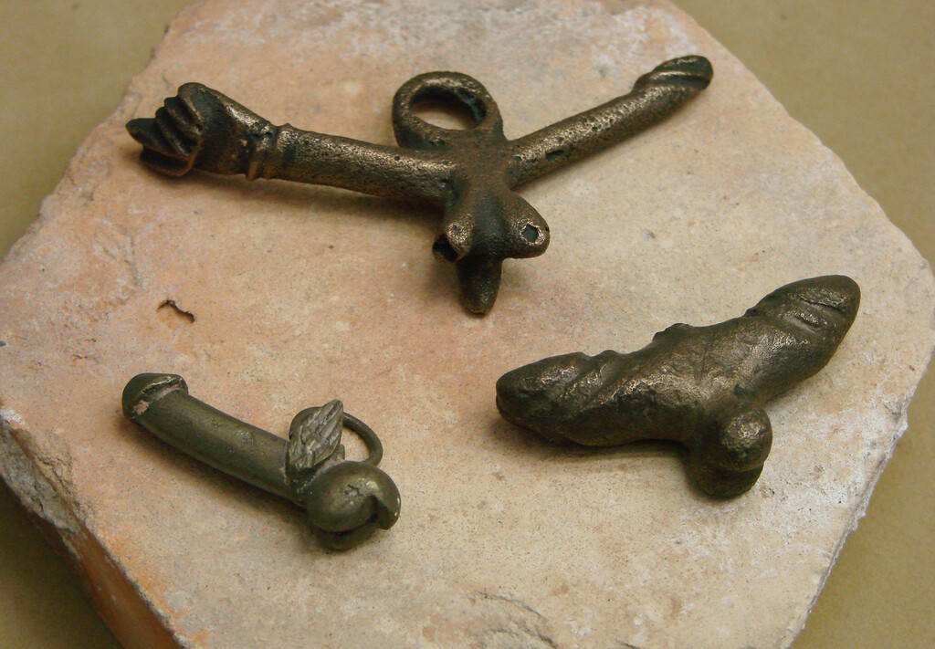 Los romanos y sus 'micropenes' de bronce para protegerse del mal de ojo Los romanos y sus 'micropenes' de bronce para protegerse del mal de ojo