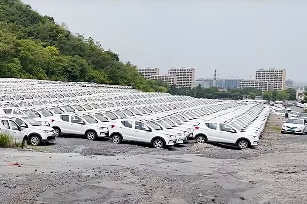 Descubre la verdad detrás de los cementerios de coches eléctricos en China y el colapso del car sharing Descubre la verdad detrás de los cementerios de coches eléctricos en China y el colapso del car sharing