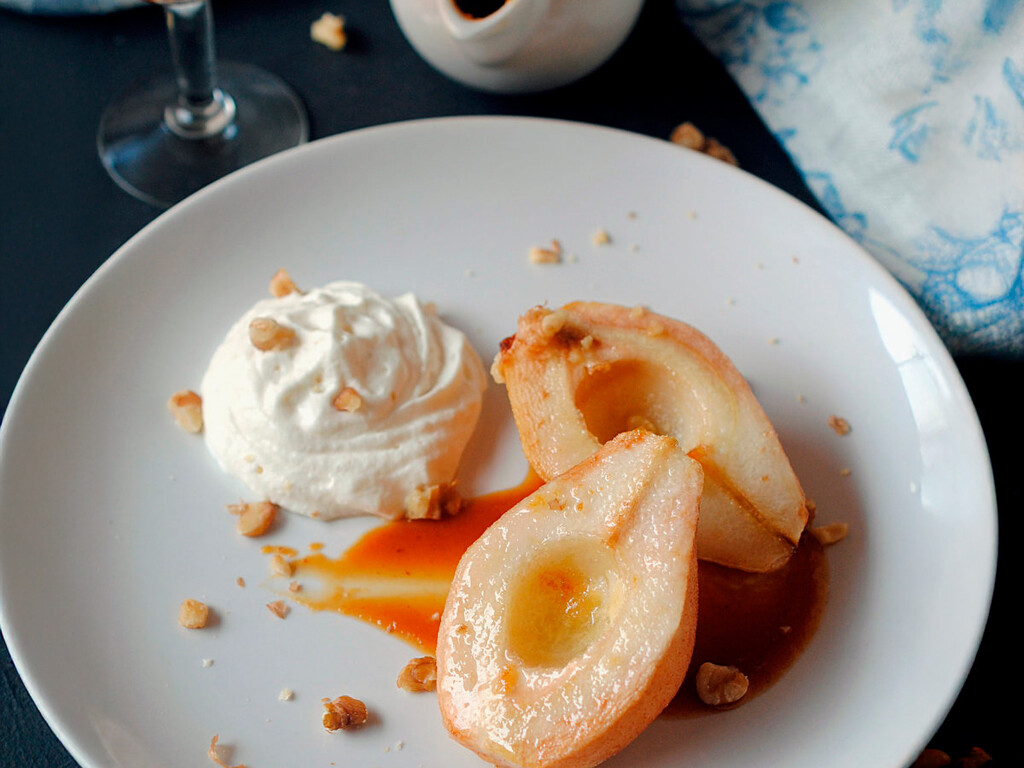 peras asadas al caramelo con chantilly, un postre facil y delicioso peras asadas al caramelo con chantilly, un postre facil y delicioso