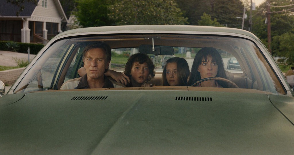 El final de Oak Street: Anne Hathaway y Ewan McGregor viajan a la prehistoria en el nuevo thriller de David Robert Mitchell El final de Oak Street: Anne Hathaway y Ewan McGregor viajan a la prehistoria en el nuevo thriller de David Robert Mitchell