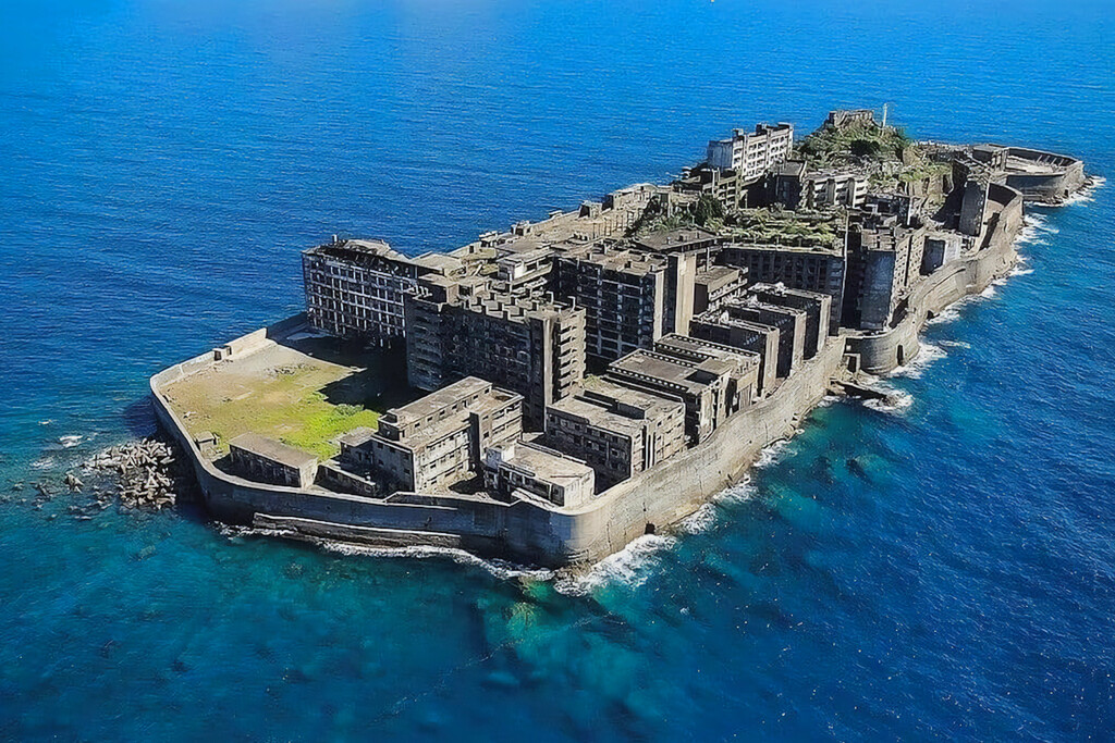 Carbón, hormigón y fantasmas: la isla sin coches que Mitsubishi levantó en medio del mar y acabó en Skyfall Carbón, hormigón y fantasmas: la isla sin coches que Mitsubishi levantó en medio del mar y acabó en Skyfall