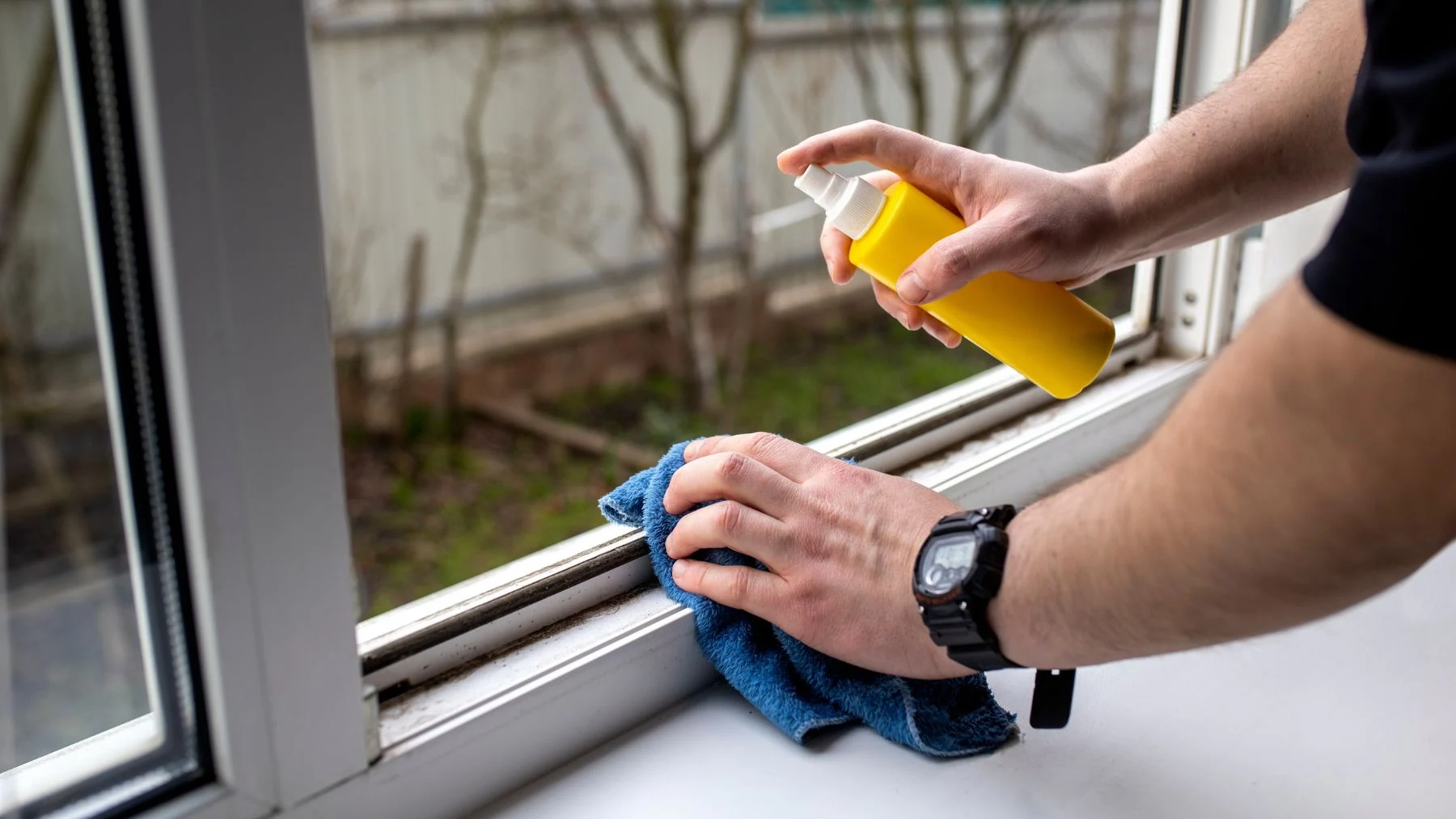 el truco del bicarbonato y papel film para limpiar los rieles de la ventana el truco del bicarbonato y papel film para limpiar los rieles de la ventana