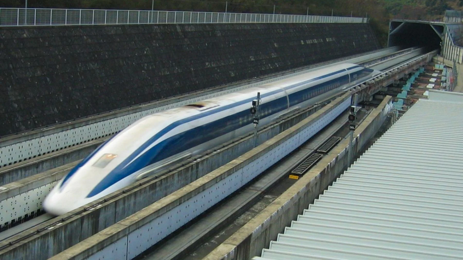 Un tren japonés alcanza los 603 km/h y podría unir Madrid con Barcelona en 75 minutos Un tren japonés alcanza los 603 km/h y podría unir Madrid con Barcelona en 75 minutos