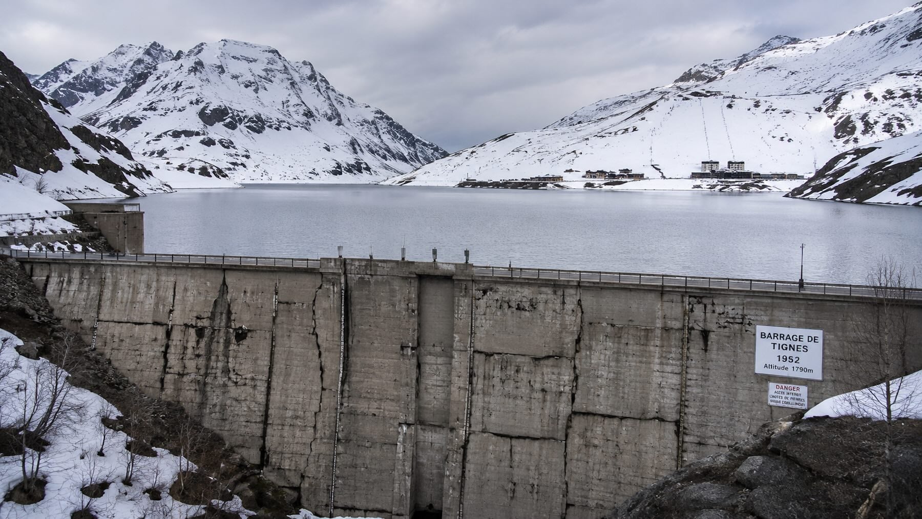Un embalse en los Alpes franceses está a punto de colapsar sobre un glaciar Un embalse en los Alpes franceses está a punto de colapsar sobre un glaciar