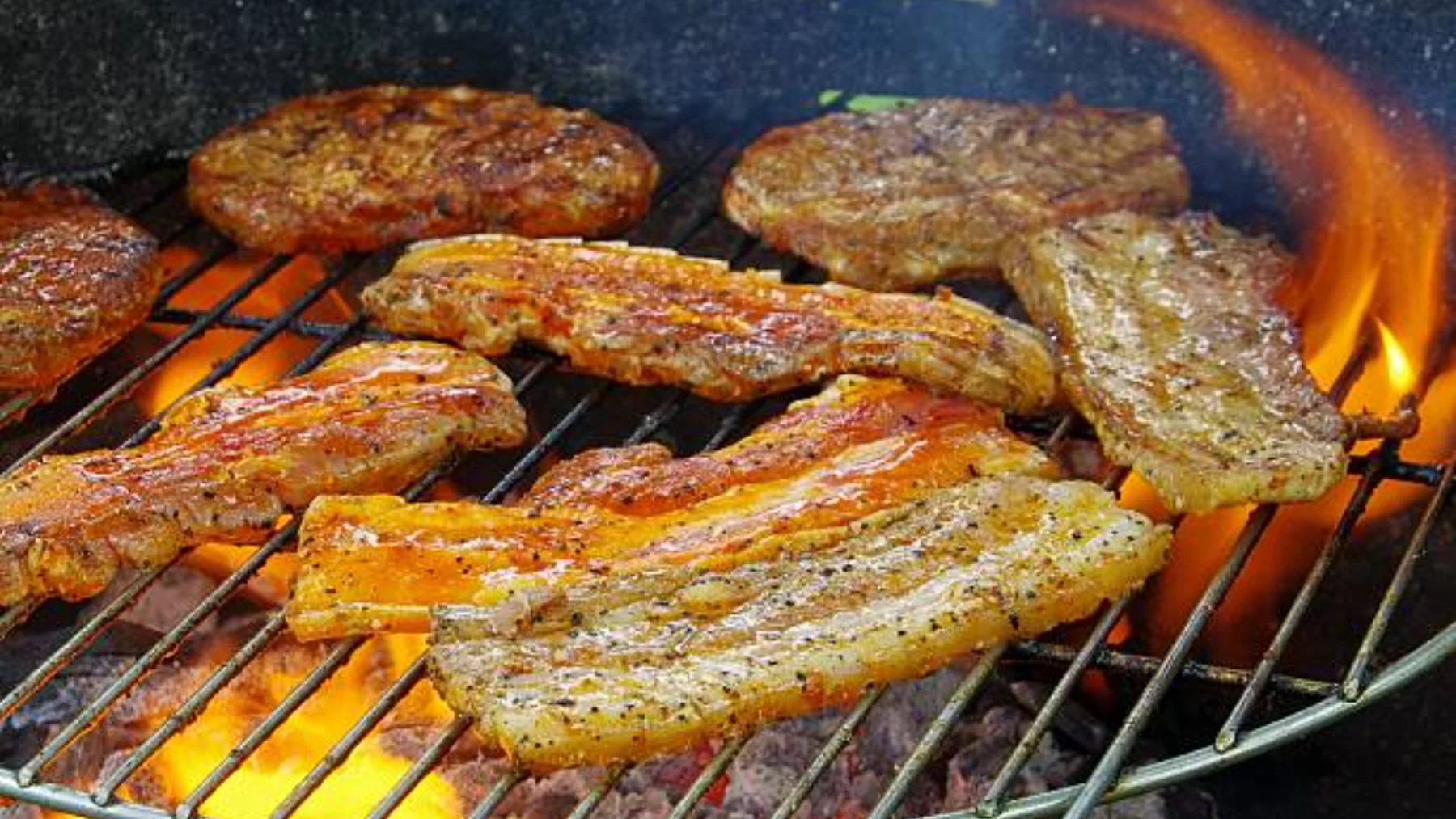 Descubre el truco de las cáscaras de patata en la barbacoa y sorprende a tus amigos Descubre el truco de las cáscaras de patata en la barbacoa y sorprende a tus amigos