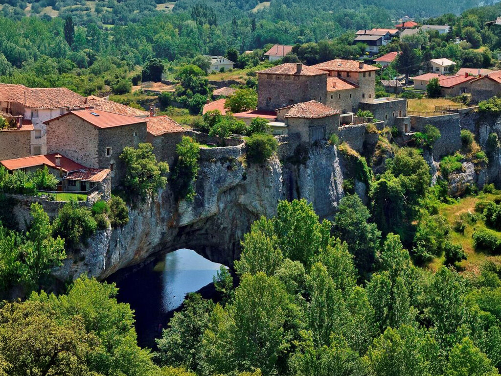 descubre puentedey, el pueblo de 50 habitantes con un puente natural impresionante descubre puentedey, el pueblo de 50 habitantes con un puente natural impresionante