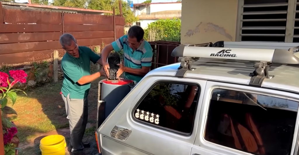 Un mecánico cubano convierte su coche para que funcione con carbón vegetal Un mecánico cubano convierte su coche para que funcione con carbón vegetal