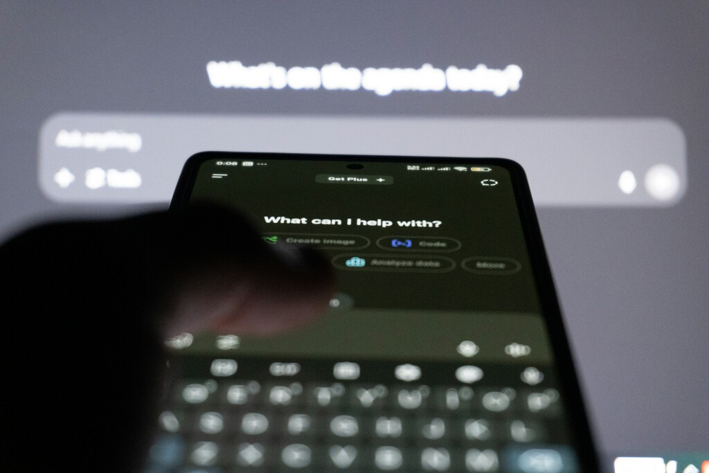 Los chatbots de IA aduladores refuerzan el egocentrismo y generan cámaras de eco personalizadas según estudio de Stanford Los chatbots de IA aduladores refuerzan el egocentrismo y generan cámaras de eco personalizadas según estudio de Stanford