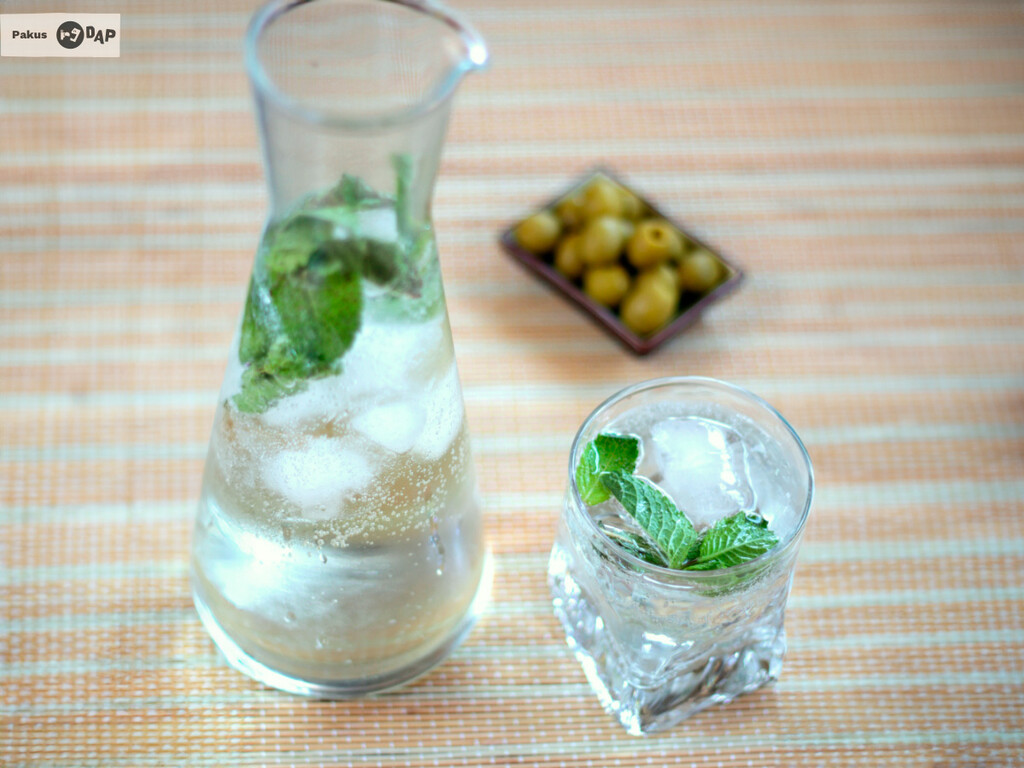 cómo hacer rebujito clásico para la feria de abril (bebida andaluza suave y fresca) cómo hacer rebujito clásico para la feria de abril (bebida andaluza suave y fresca)
