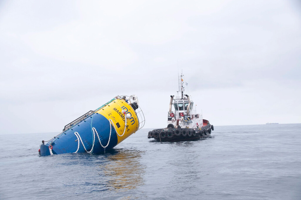cómo una boya gigante de 42 m transforma las olas en energía barata cómo una boya gigante de 42 m transforma las olas en energía barata