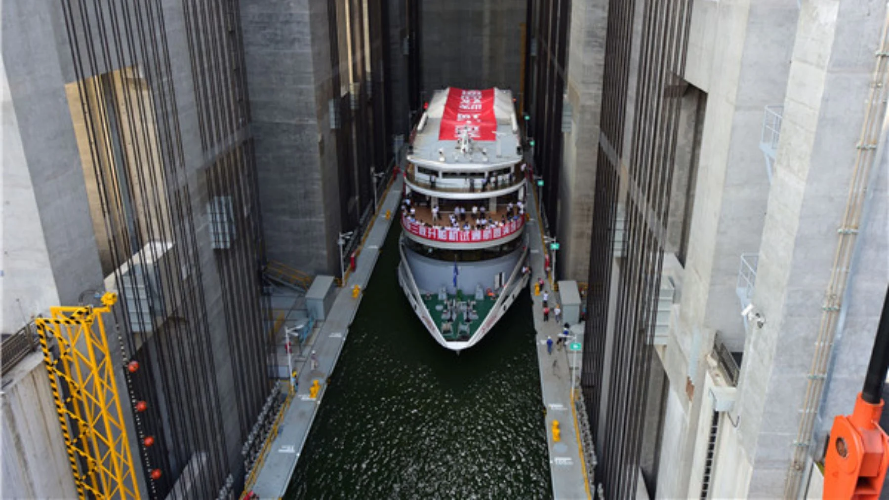 China construye un ascensor gigante para barcos en un río China construye un ascensor gigante para barcos en un río