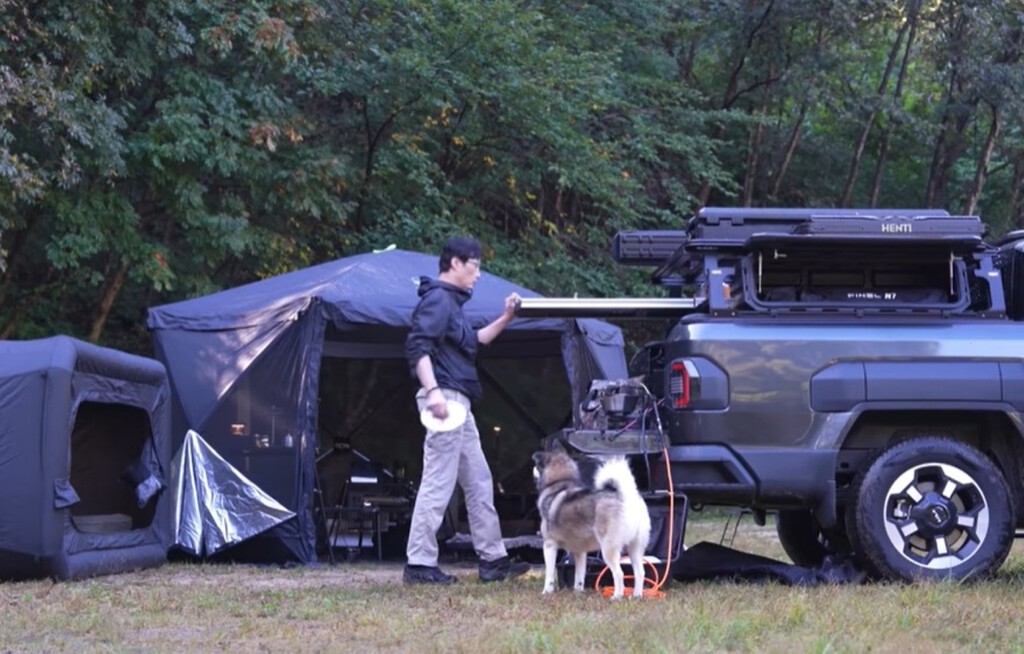 viaja bajo la lluvia con tu pick-up camper y un husky viaja bajo la lluvia con tu pick-up camper y un husky
