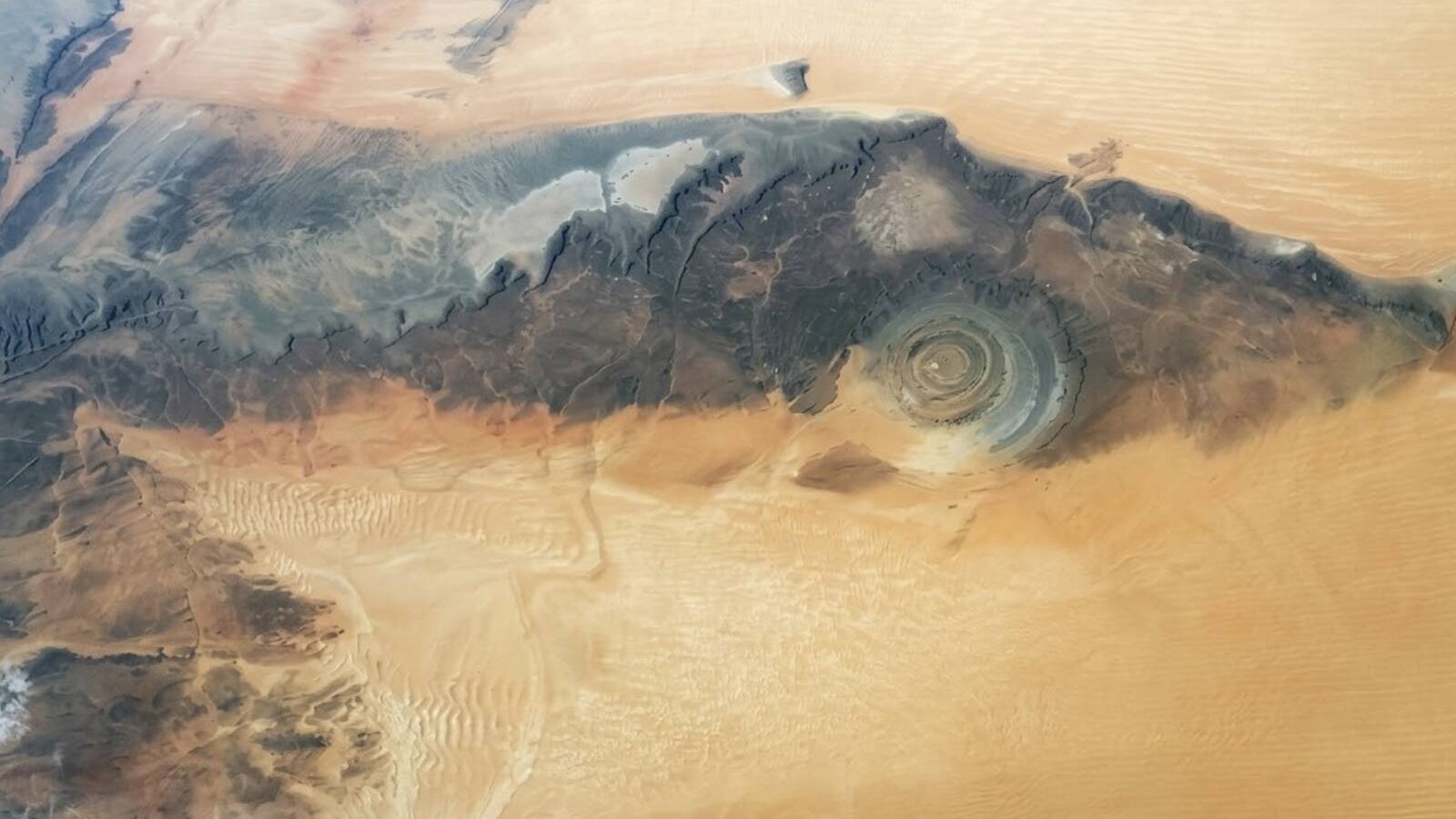 NASA Descubre el Ojo del Sáhara: Un Misterioso Ojo Gigante en el Desierto NASA Descubre el Ojo del Sáhara: Un Misterioso Ojo Gigante en el Desierto