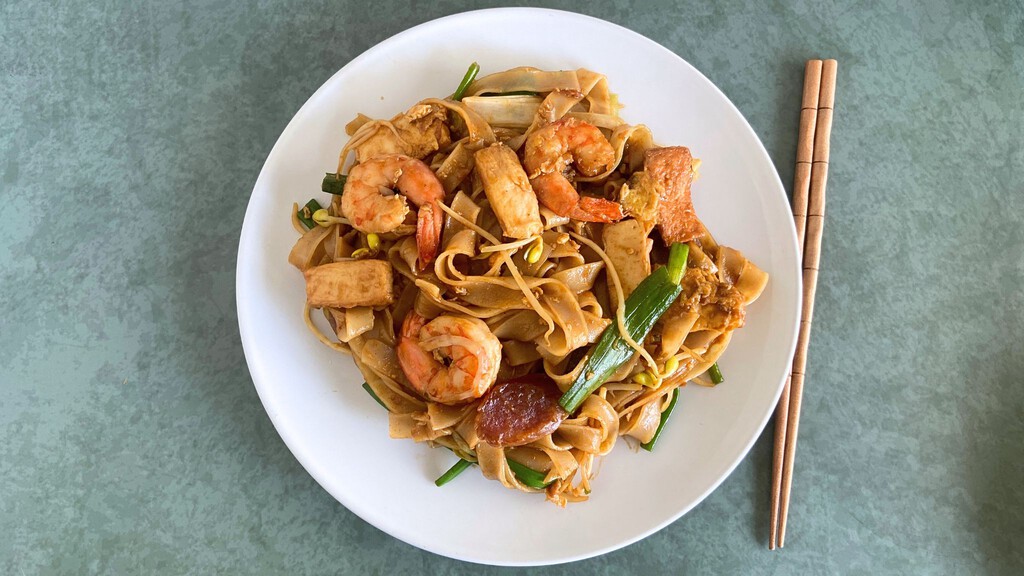 cómo hacer char kway teow, fideos salteados del sudeste asiático cómo hacer char kway teow, fideos salteados del sudeste asiático
