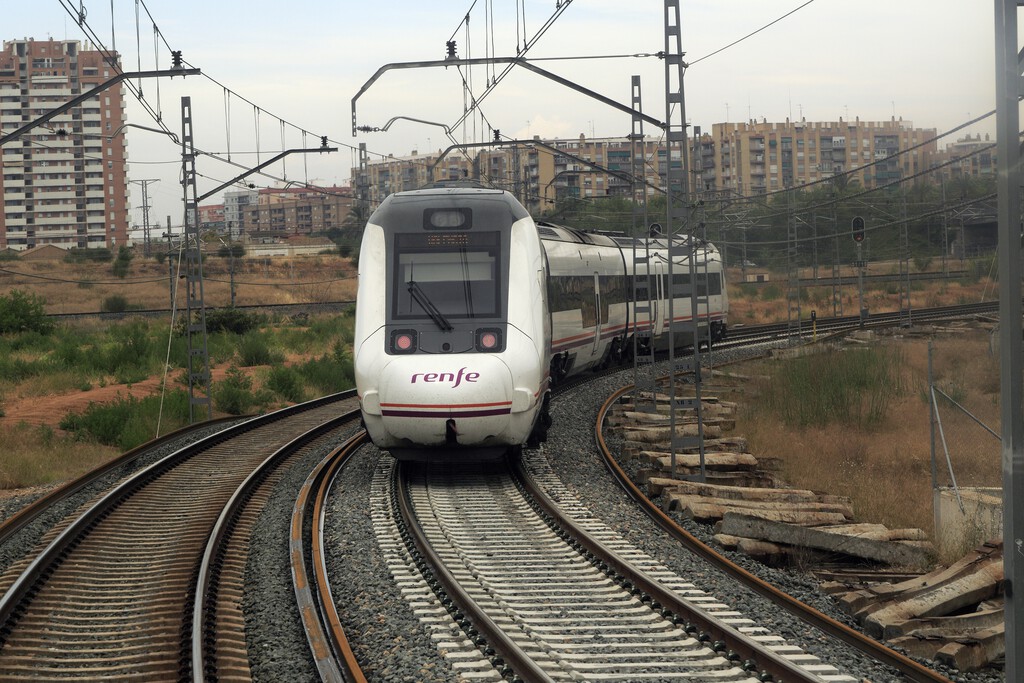 España sigue atrapada por el ancho de vía: Ouigo e Iryo denuncian a Renfe España sigue atrapada por el ancho de vía: Ouigo e Iryo denuncian a Renfe