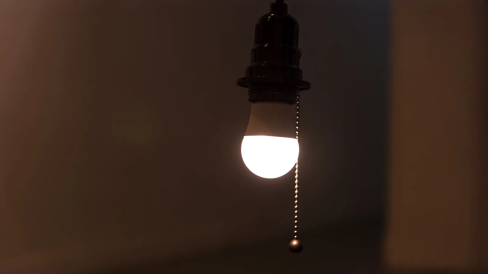 Dejar la luz encendida 24h: el error de seguridad más común y peligroso Dejar la luz encendida 24h: el error de seguridad más común y peligroso