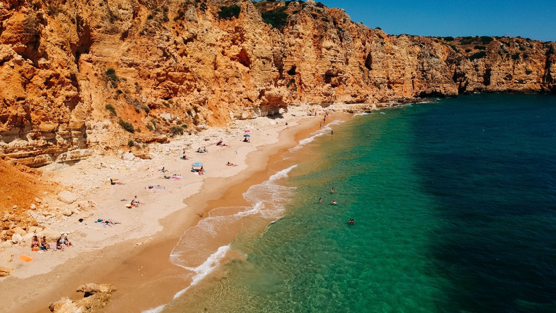 Portugal salva playas del Algarve con 2 millones de toneladas de arena Portugal salva playas del Algarve con 2 millones de toneladas de arena