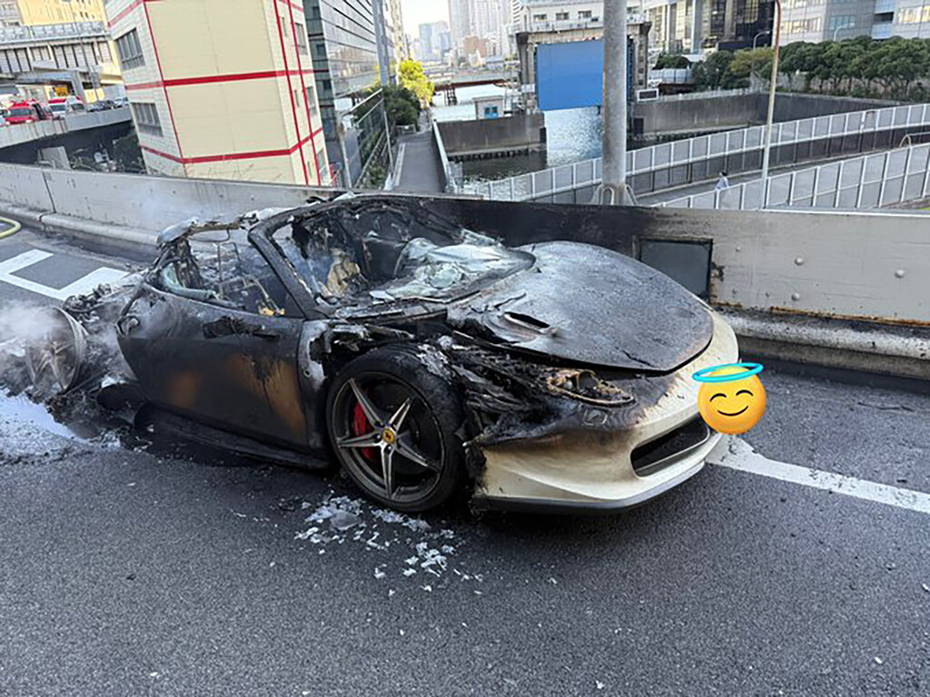 Un hombre ahorró 10 años para comprarse un Ferrari y se le quemó una hora después Un hombre ahorró 10 años para comprarse un Ferrari y se le quemó una hora después