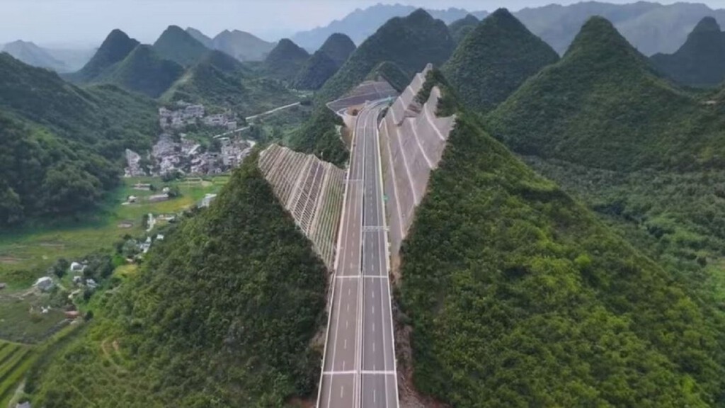 China corta montañas por la mitad para construir autopistas China corta montañas por la mitad para construir autopistas