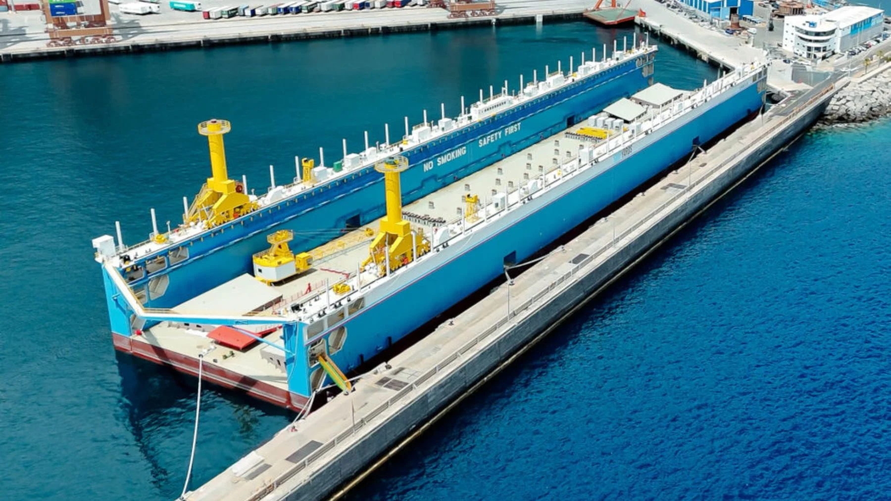 Tenerife estrena un dique flotante de 240 metros para barcos de 22.000 toneladas Tenerife estrena un dique flotante de 240 metros para barcos de 22.000 toneladas