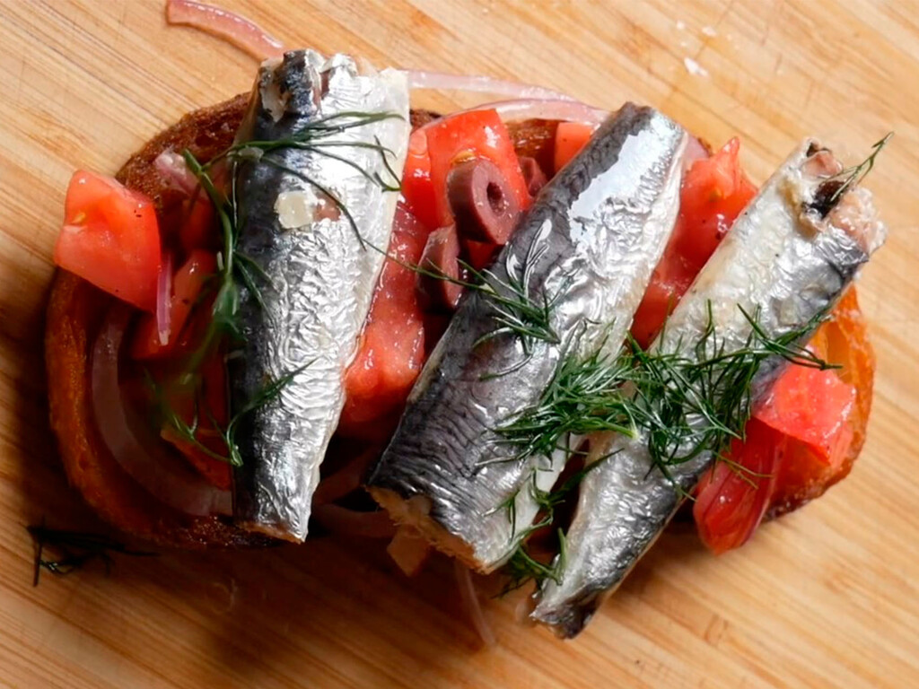 sardinas en lata mejoran con limón, cebolla, aceitunas y eneldo sardinas en lata mejoran con limón, cebolla, aceitunas y eneldo