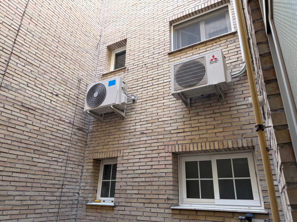 Instalar aire acondicionado o toldo sin permiso puede ser un problema Instalar aire acondicionado o toldo sin permiso puede ser un problema