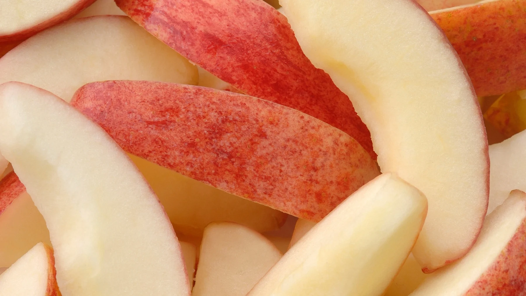 El truco de echar sal a la manzana antes de comerla El truco de echar sal a la manzana antes de comerla