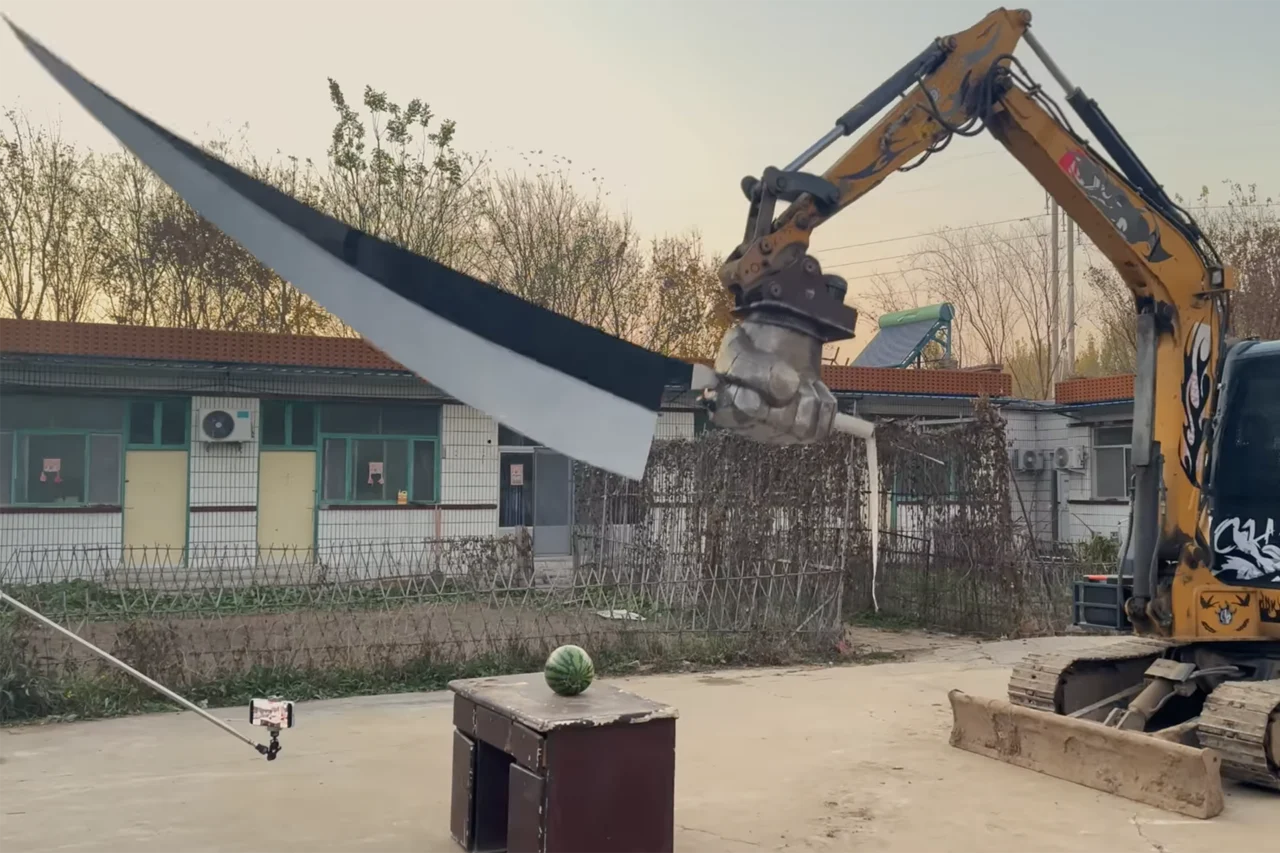 La excavadora con espada gigante de 15 pies que Handy Geng usó contra su hermano La excavadora con espada gigante de 15 pies que Handy Geng usó contra su hermano